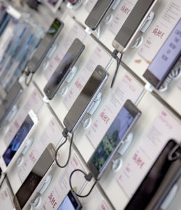 Smartphone und moderne Iphone und Samsung Handys hier im Telekom Shop Finsterwalde